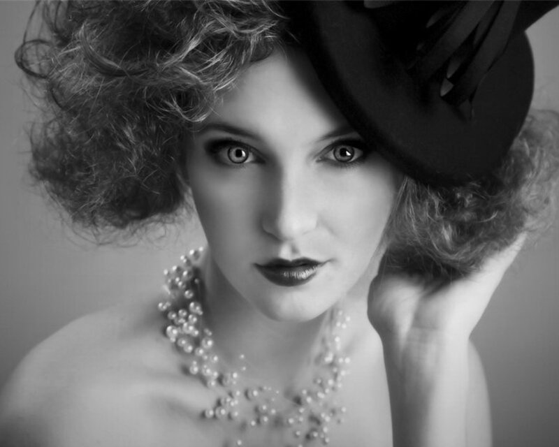 woman with pearls and hat