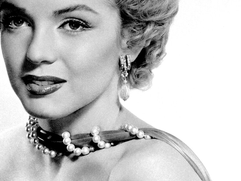 Woman with Pearls — Black, Classic