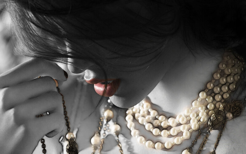 Woman with Pearls — Black
