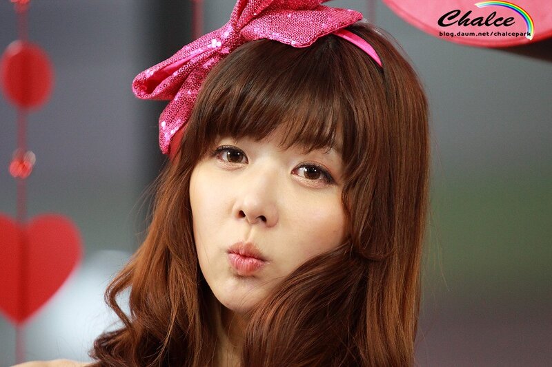 woman with pink bow headband
