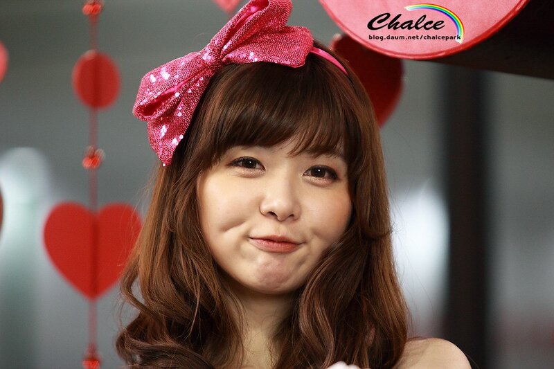 woman with pink bow headband