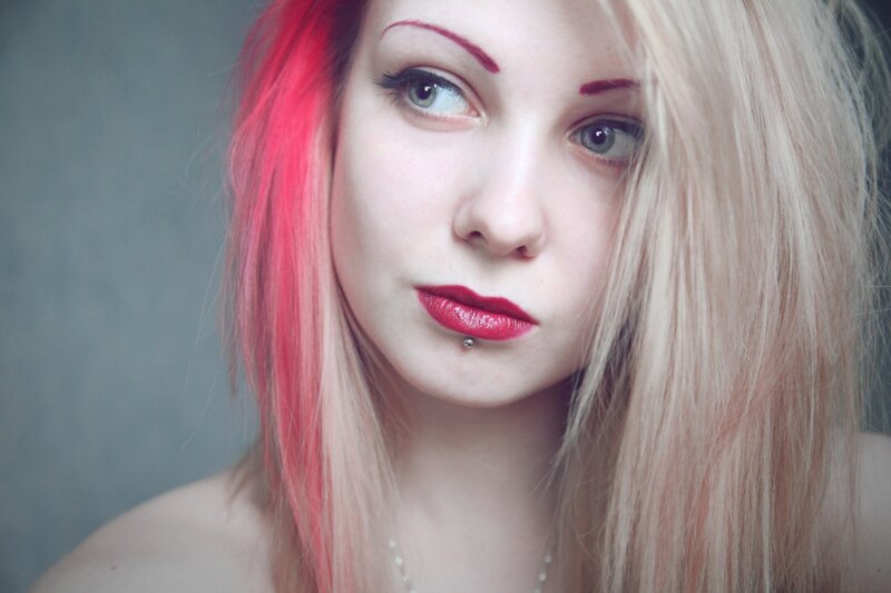 woman with pink hair and red lipstick