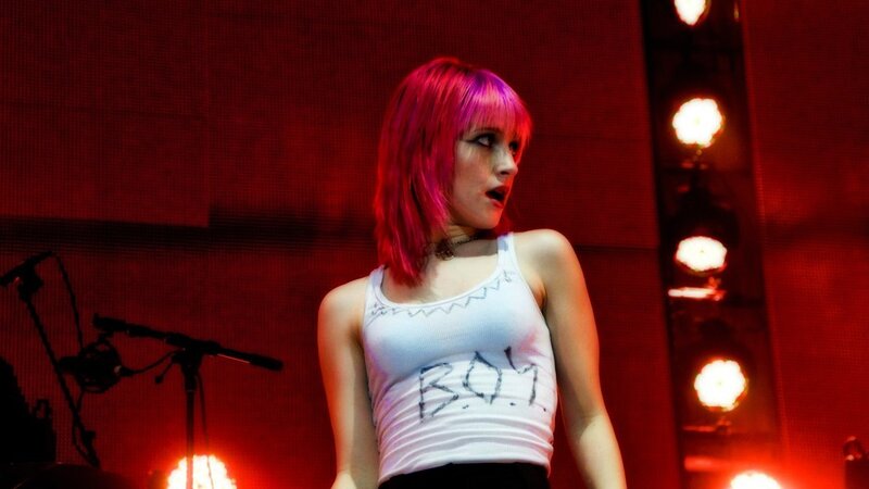 woman with pink hair on stage
