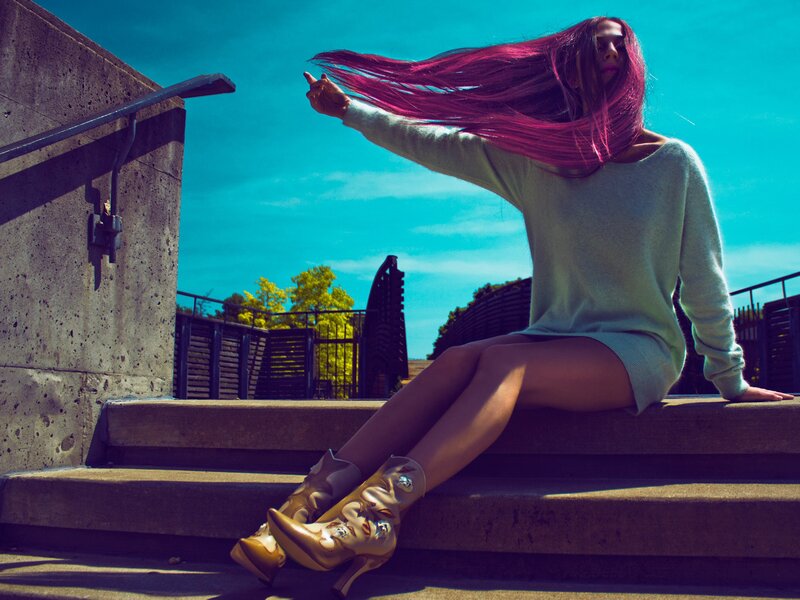 Woman with pink hair on steps