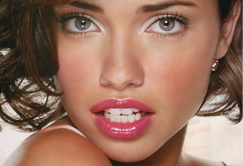 Woman with Pink Lips — Neutral