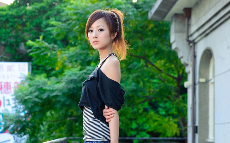 Woman with Ponytail — Green, Calm