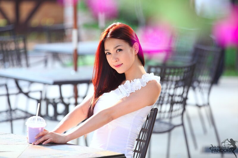 woman with purple drink at cafe