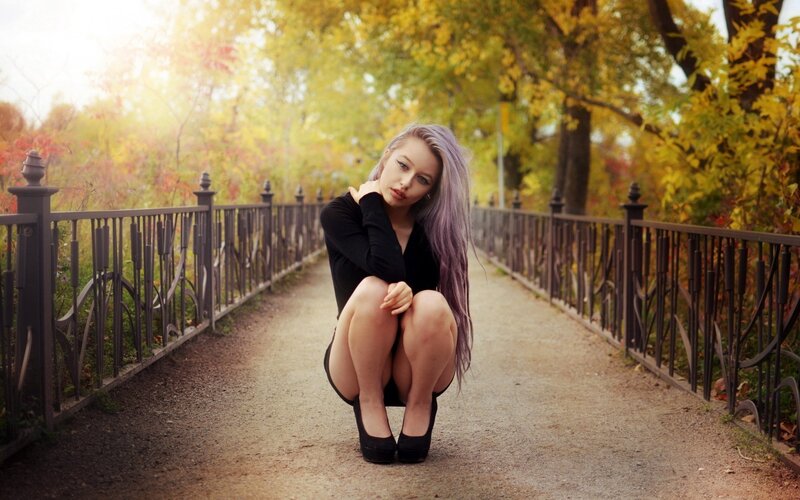 Woman with purple hair on a bridge