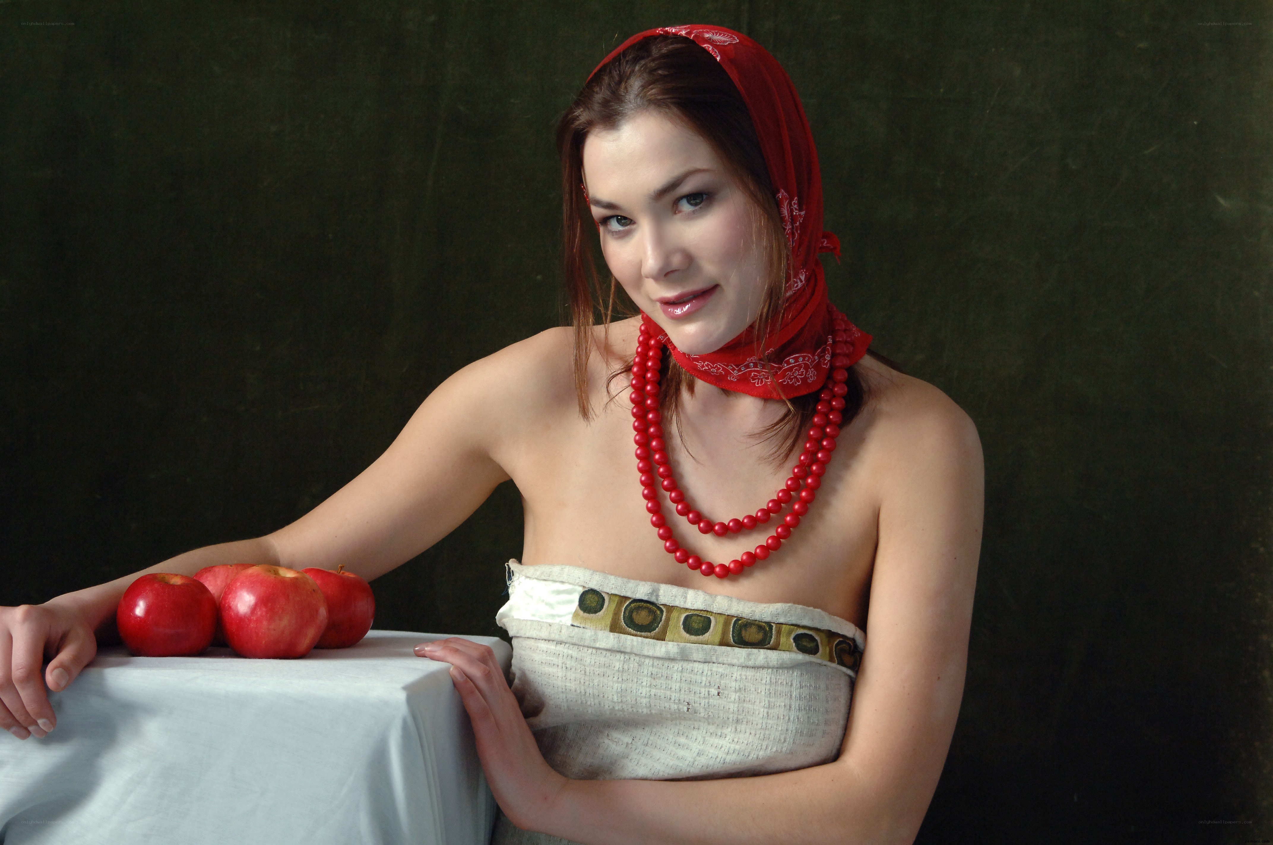 woman with red apples