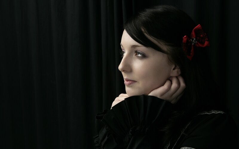 woman with red bow in hair