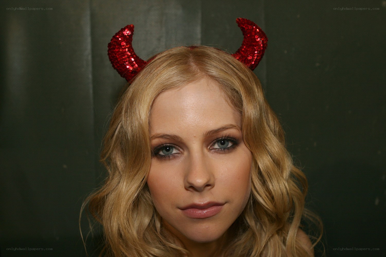 woman with red devil horns
