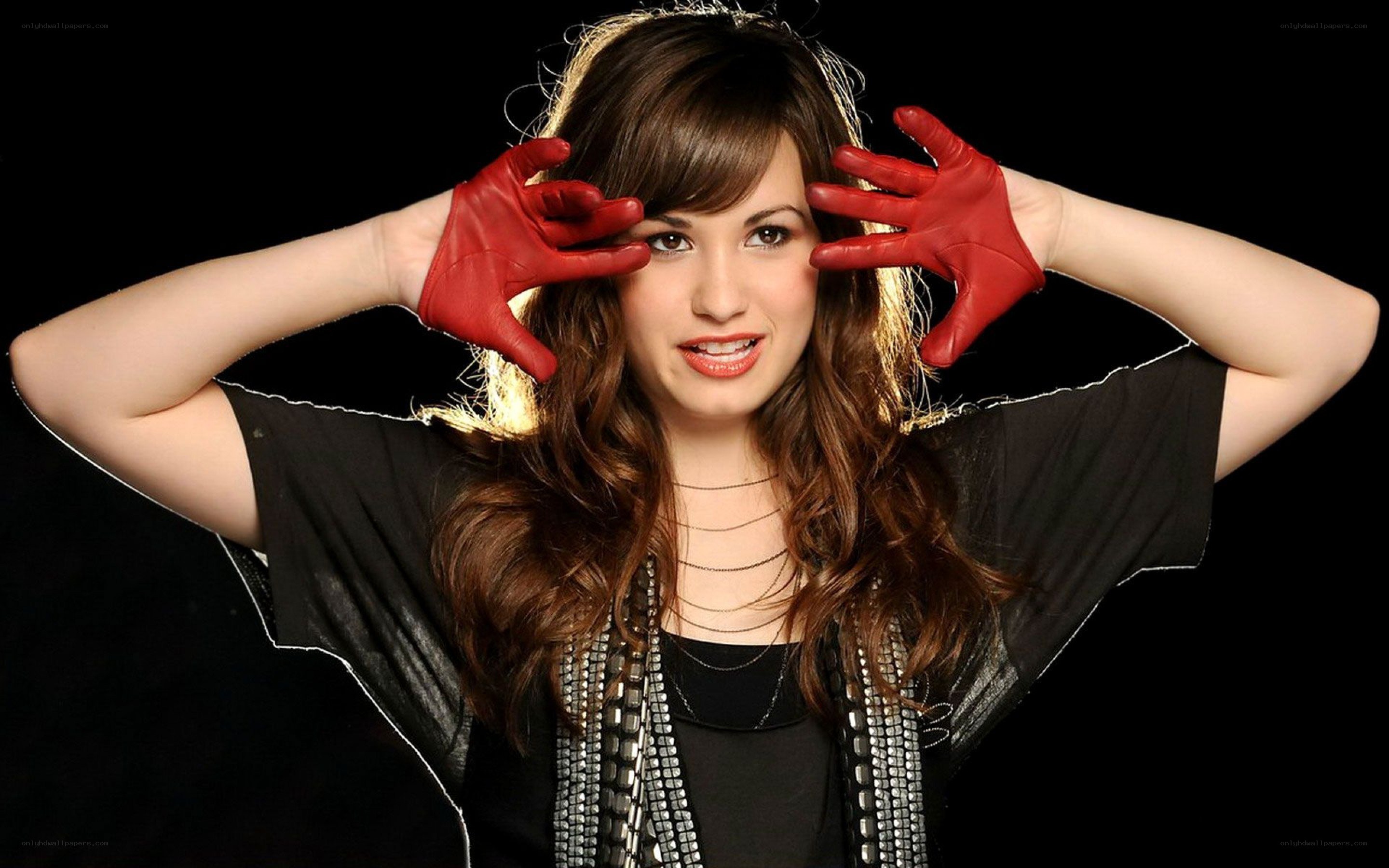 woman with red gloves