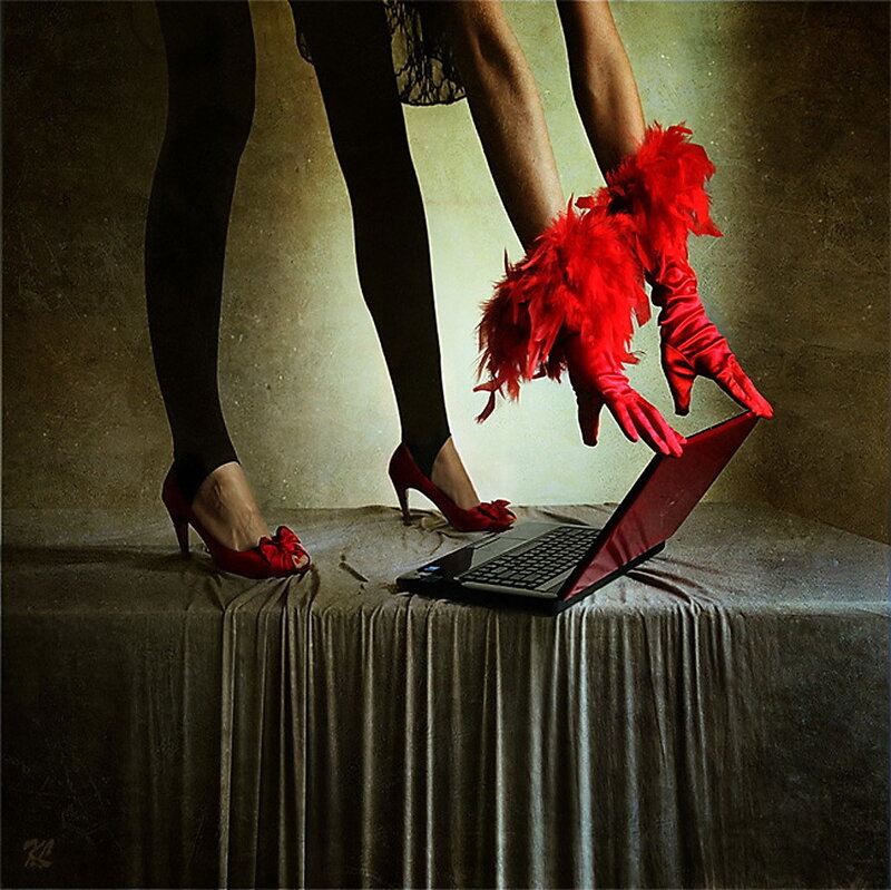 woman with red gloves and laptop