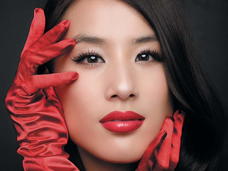 woman with red gloves and lipstick
