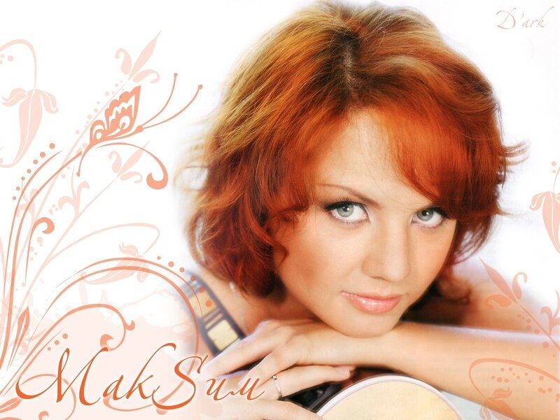Woman with red hair and guitar