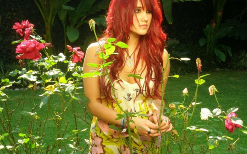Woman with Red Hair in Garden — Calm