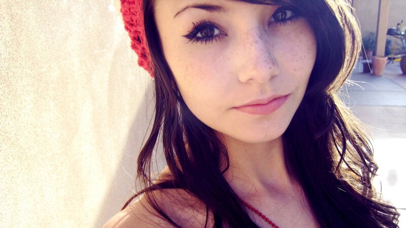 woman with red hat and freckles