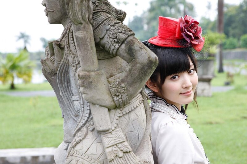 woman with red hat near statue