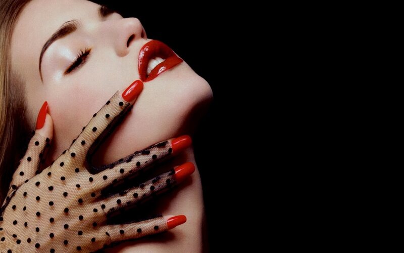 woman with red lips and gloves