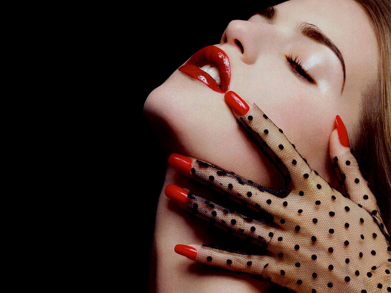 woman with red lips and gloves