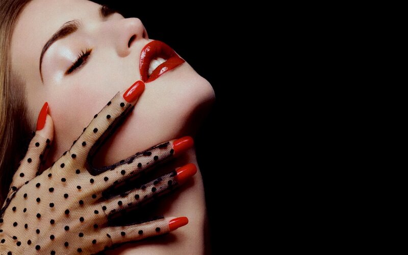 woman with red lips and gloves