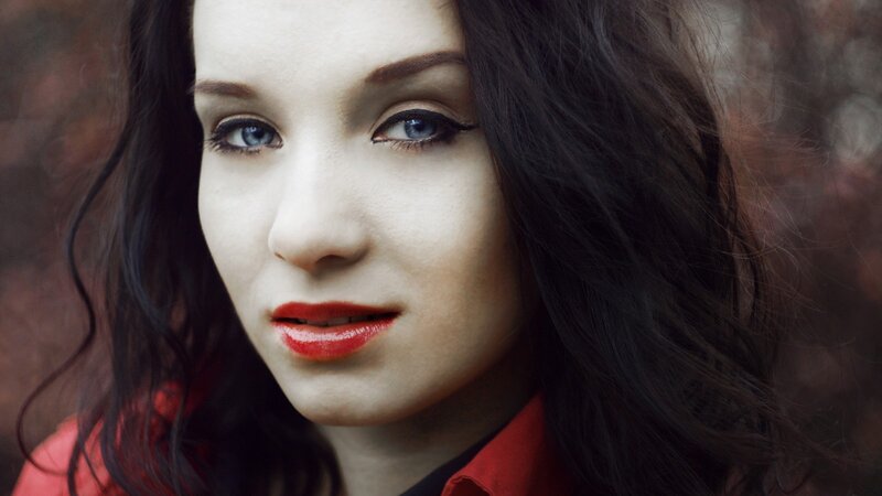 woman with red lipstick