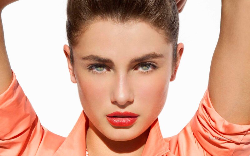 woman with red lipstick