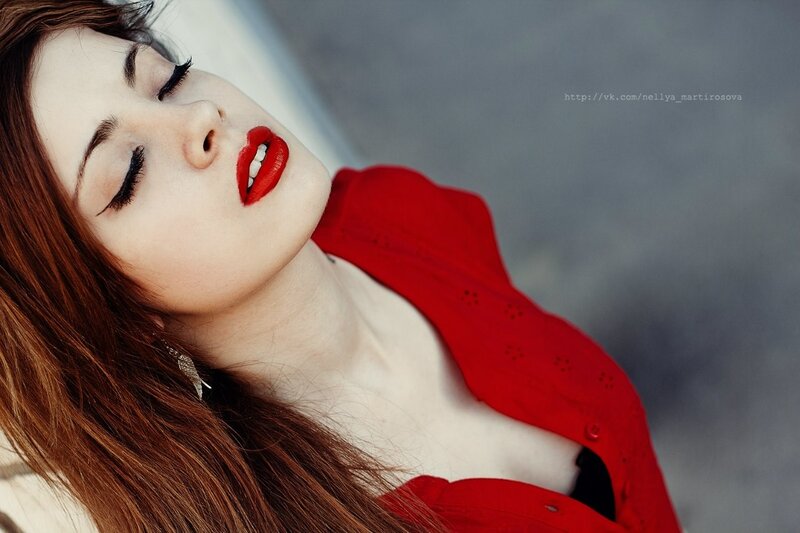 woman with red lipstick