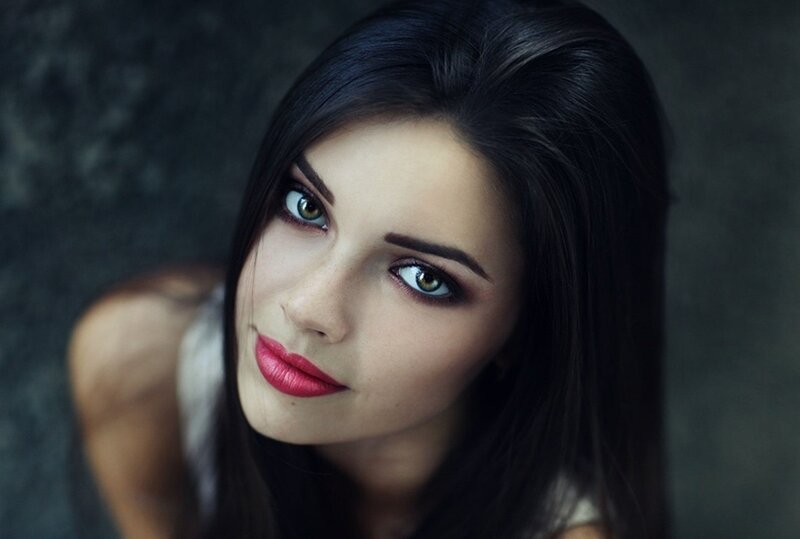 woman with red lipstick