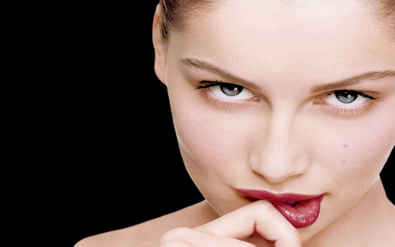 woman with red lipstick