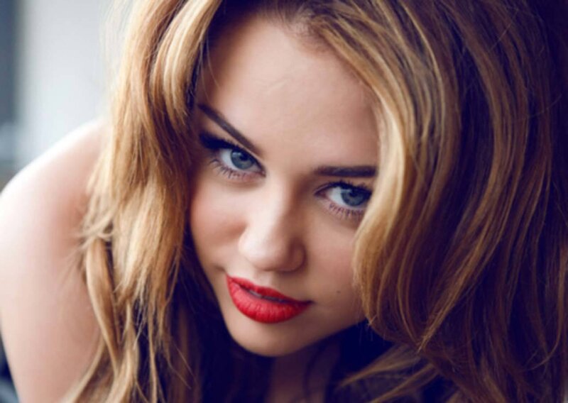 woman with red lipstick