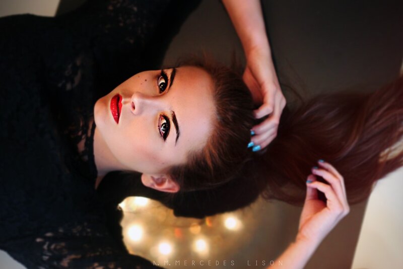 woman with red lipstick and blue nails