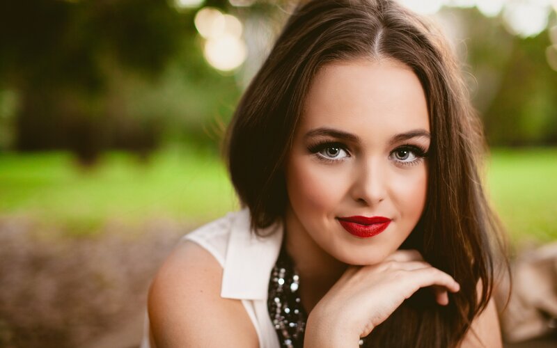 woman with red lipstick outdoors