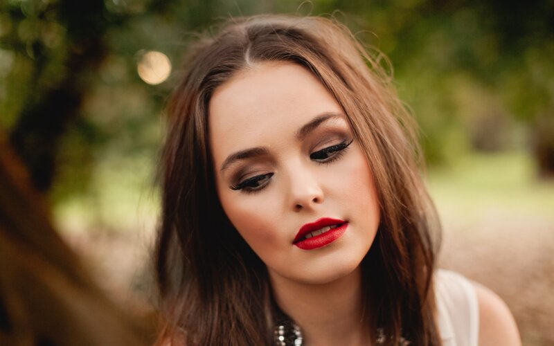 woman with red lipstick outdoors