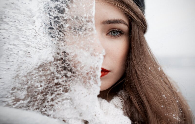 Woman with Red Lipstick — White, Cold
