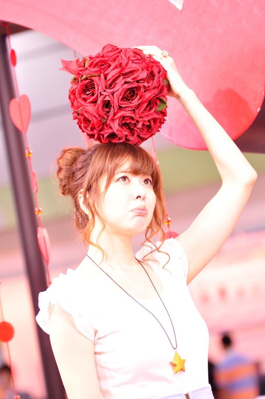 woman with red rose bouquet