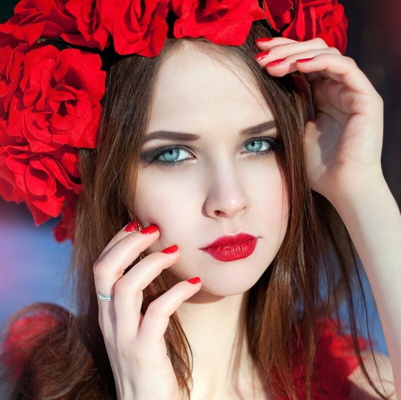 Woman with Red Rose Crown — Dramatic, Photograph
