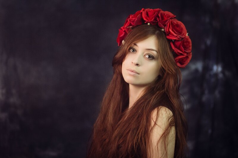 Woman with Red Rose Crown — Dramatic