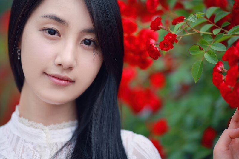 woman with red roses