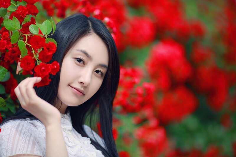 woman with red roses