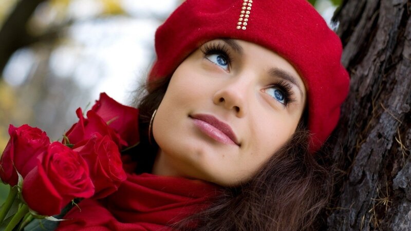 woman with red roses and beret