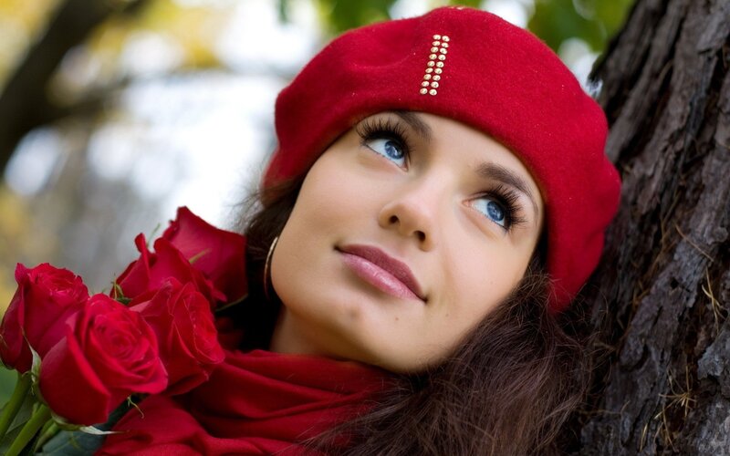 woman with red roses and beret