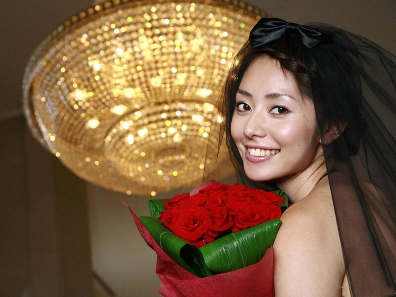 woman with red roses and veil