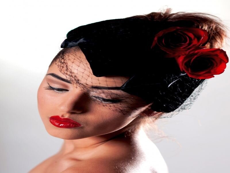Woman with Red Roses — Black