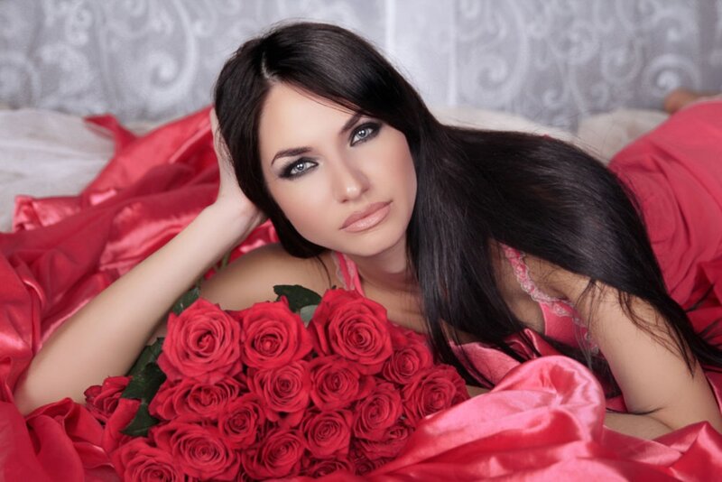 Woman with Red Roses — Seductive