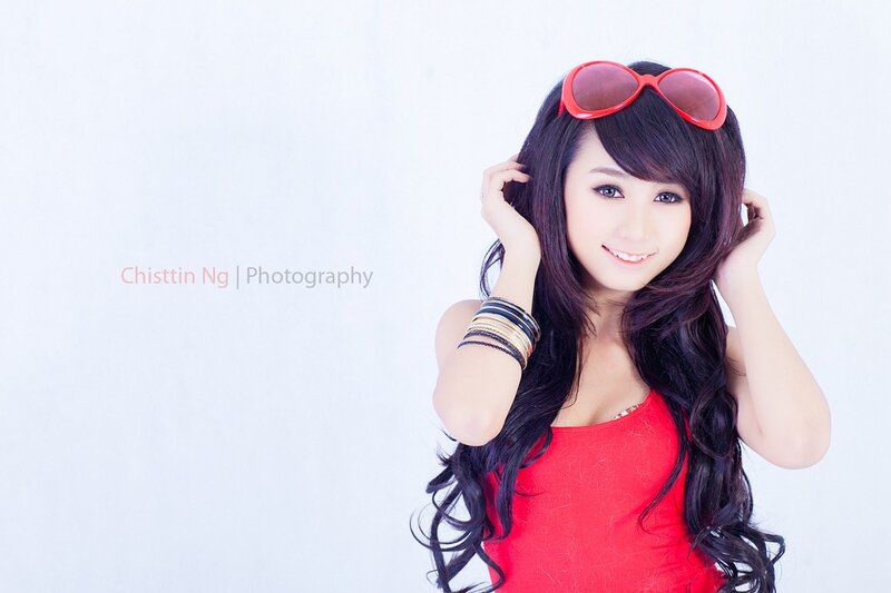 Woman with red sunglasses