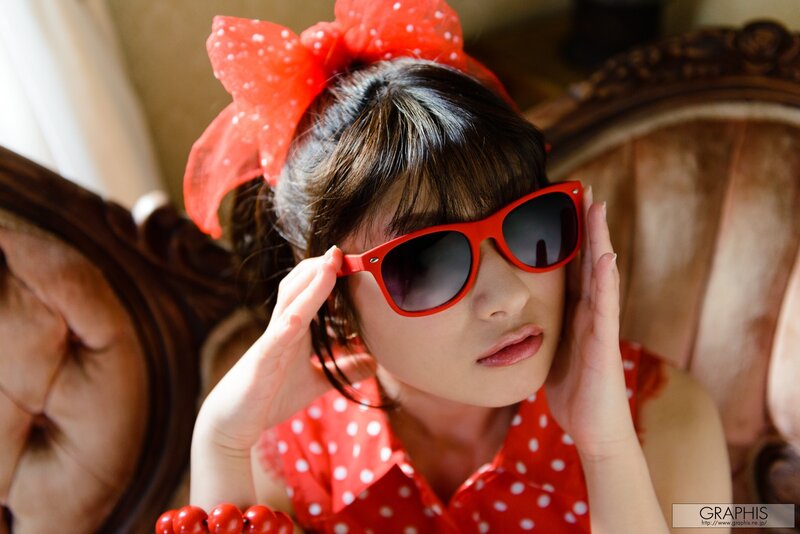 woman with red sunglasses