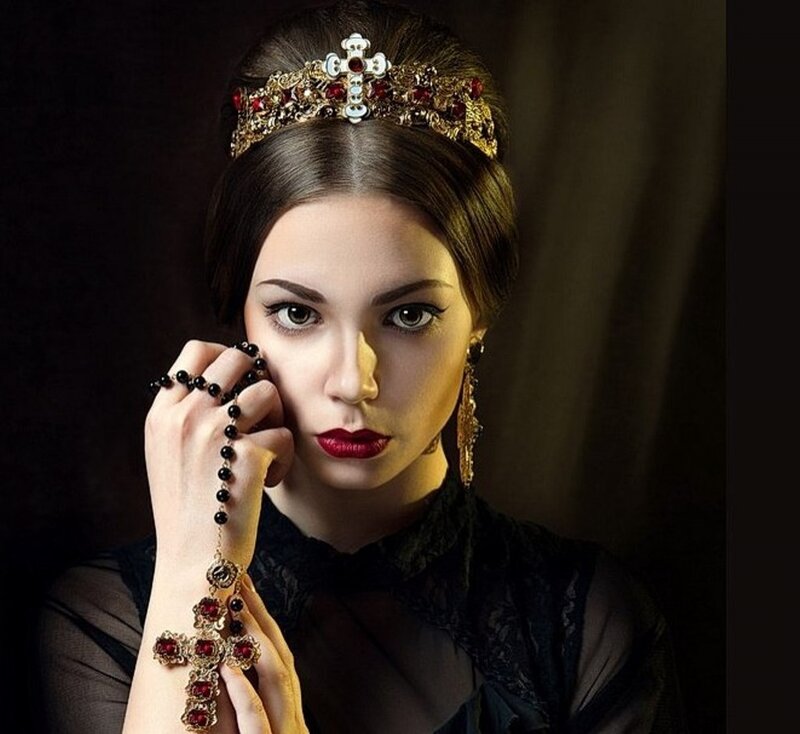 Woman with Rosary — Black