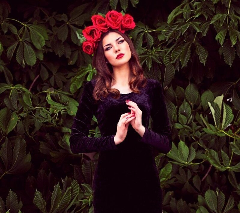 Woman with Rose Crown — Black