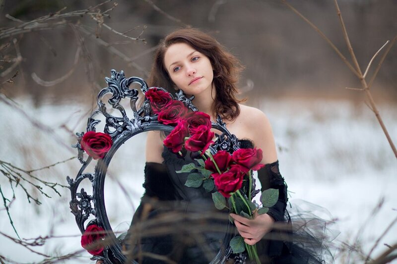 Woman with Roses and Mirror — Black